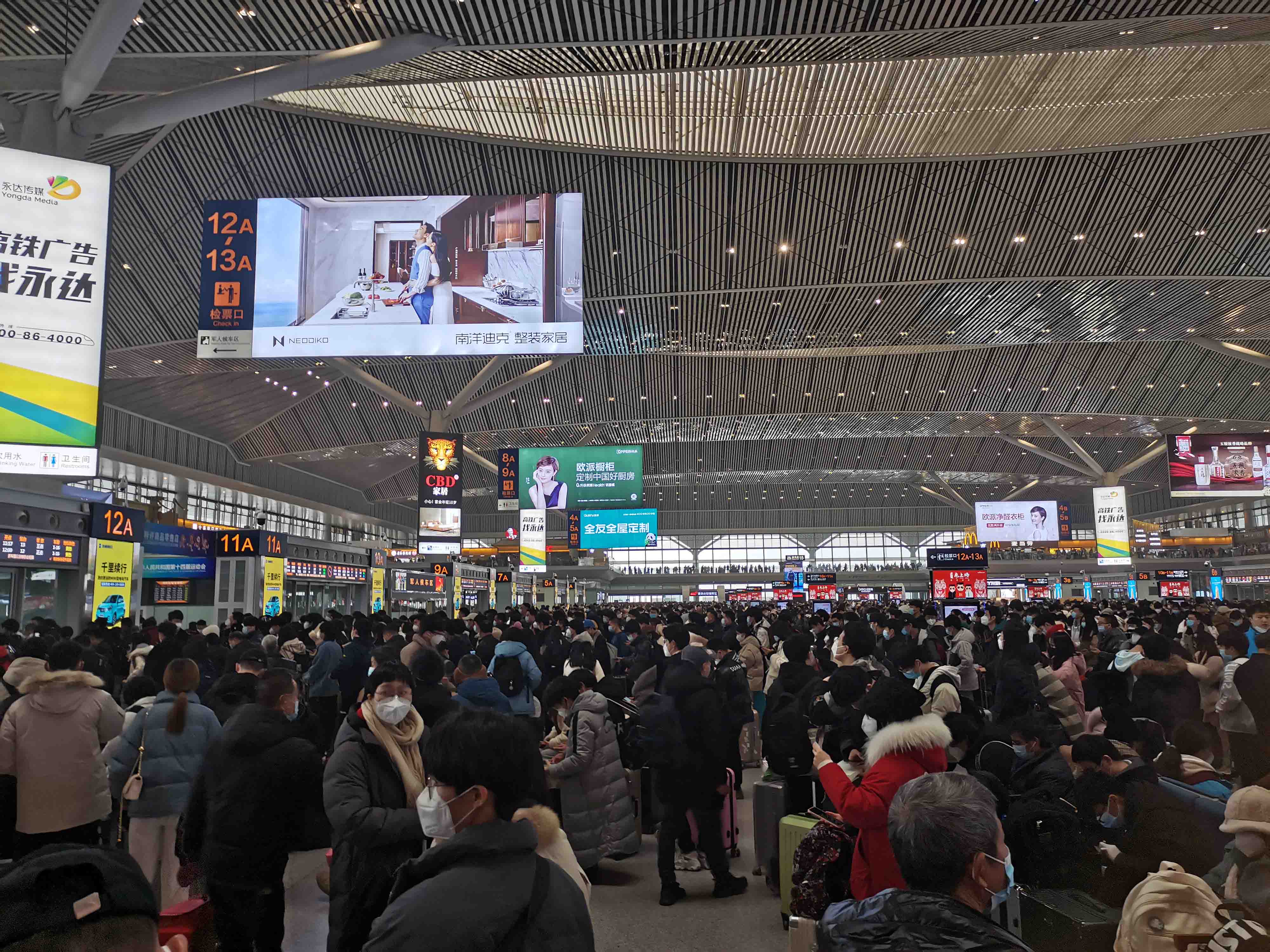 Crowded passengers in Xi'an North railway station